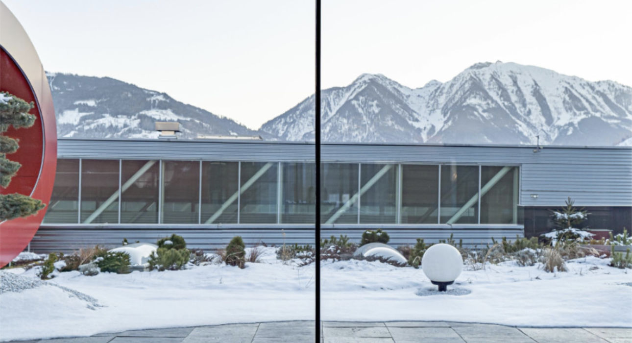 Ansicht Produktionsgebäude mit Schnee im Vordergrund bei unserem Besuch bei amadeus in Österreich